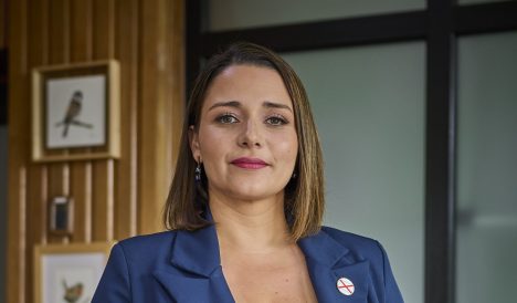 Alcaldesa de Valdivia encara a ministro Poduje: "Habilitar suelo sobre humedales es una catástrofe"