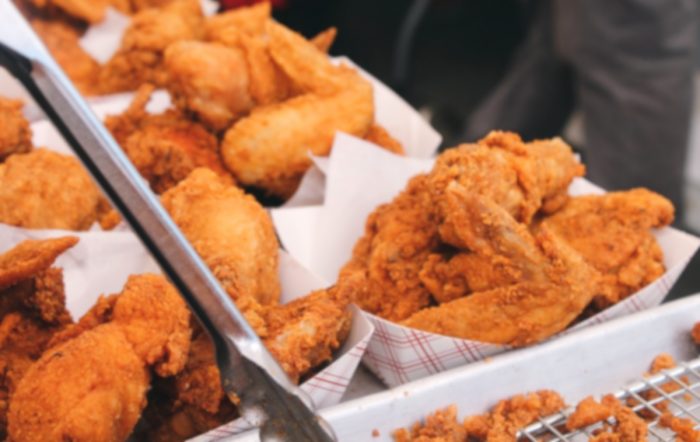 El reinado del pollo frito en el mundo y cómo esta comida rápida avanza en Chile