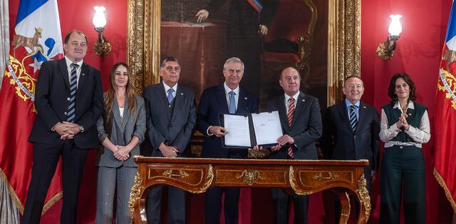 Centros progresistas lanzan simulador que revela beneficios para los más ricos en reforma de Kast
