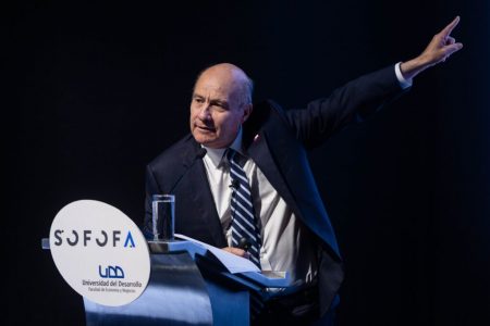 Ministro Quiroz quiere que la gente "use mas locomoción colectiva" tras alza de las bencinas