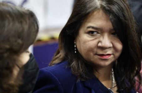 Ahora acusan “recorte” a sueldo de exdirectivo para viaje de alcaldesa de La Pintana