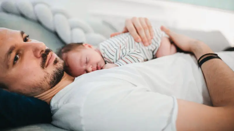 Qué es el síndrome de Couvade, la extraña afección que hace a los padres sentirse embarazados