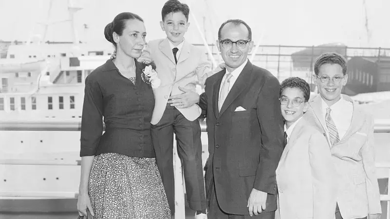 Jonas Salk: el científico que probó la vacuna en su familia y salvó a la humanidad de la polio