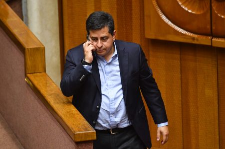 ¿Un salvavidas para el Gobierno? Senador Araya (PPD) se abre a apoyar Ley Miscelánea