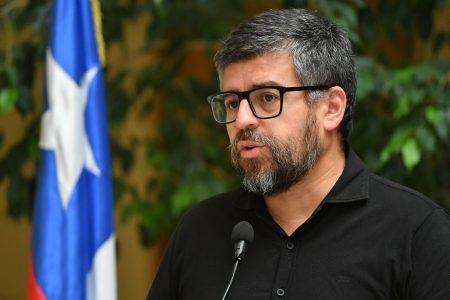 "Tsunami" de indicaciones a megaproyecto: denuncian amenazas de muerte contra diputado Araya