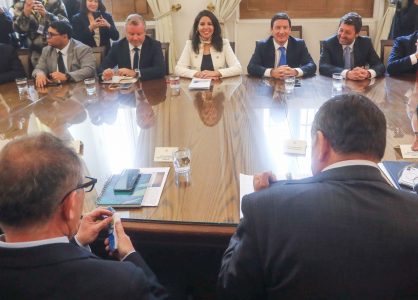 Liderazgo presidencial a oscuras: la crítica oficialista a conducción política del Presidente Kast