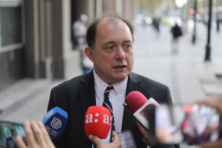 Poduje admite críticas por su estilo tras cita con Kast, pero descarta cambios de fondo