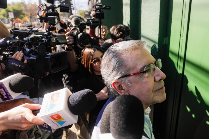 Joaquín Lavín llega a ver a su hijo preso en Capitán Yáber: “Está pasando un momento muy difícil”