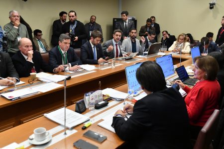 “Tsunami” de indicaciones no frena al Gobierno: insiste en votar Ley Miscelánea este jueves