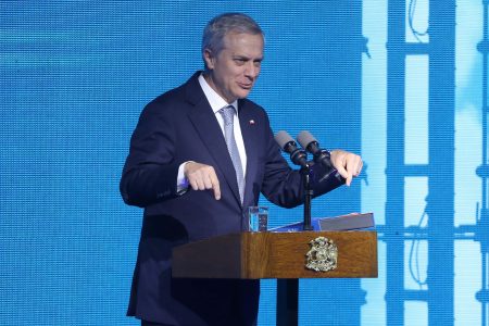 Kast admite costo político por bencinas: “Sabíamos que iba a bajar el apoyo”