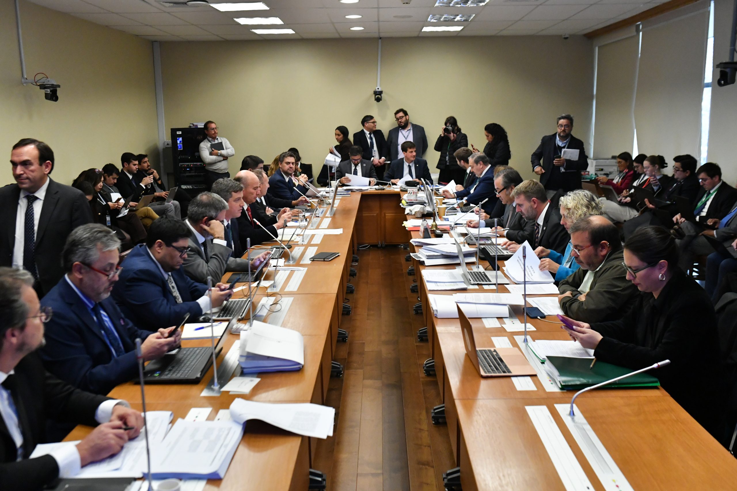 Comisión de Hacienda rechaza norma que abría uso sin retribución de publicaciones para entrenar IA