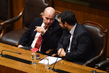 Duro cruce entre ministro Quiroz y Manouchehri: “El diputado insiste en una teoría fracasada”