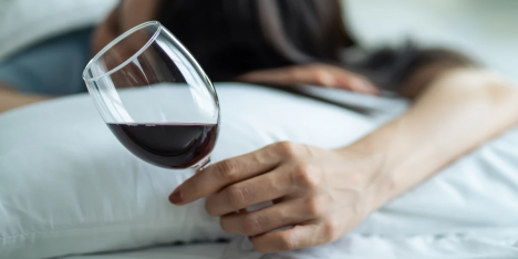 La “copita” para dormir: el hábito que preocupa por su silencioso avance hacia la dependencia