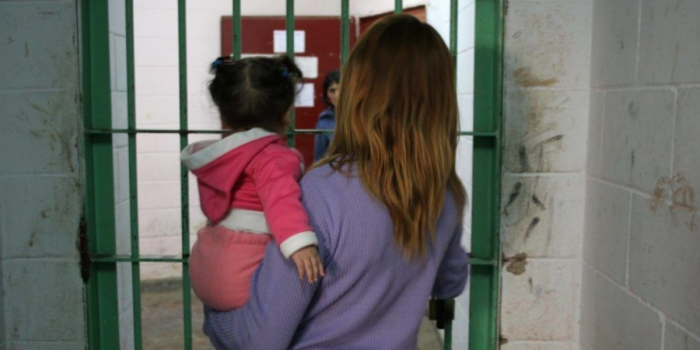 Más de 100 mujeres embarazadas y madres con lactantes permanecen privadas de libertad en Chile