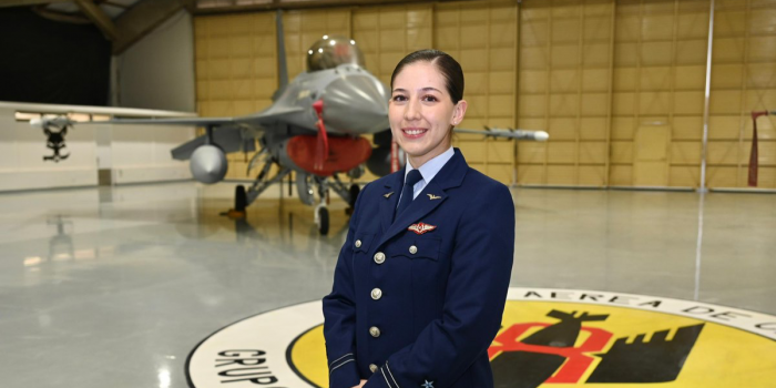 Histórico avance en la FACh: primera mujer se gradúa como piloto de combate F-16 en Chile