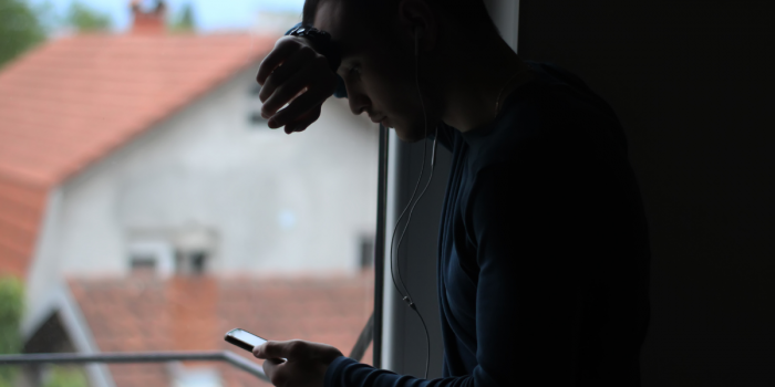 Estudio global alerta que jóvenes tienen peor bienestar emocional que los mayores de 55 años