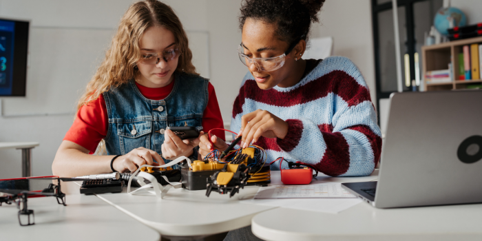 “No es para mujeres”: campaña revela las barreras que persisten para estudiar carreras STEM en Chile