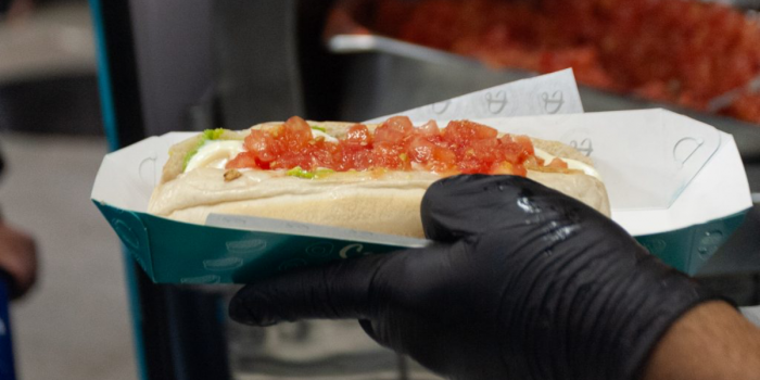 Día del Completo: lanzan ruta vegana con promociones especiales en Santiago y regiones del país