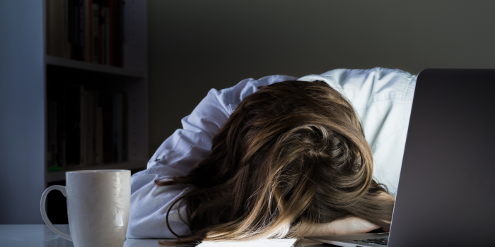 Burnout en Chile: estudio revela que 57% de trabajadores con desgaste laboral se siente deprimido