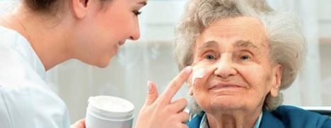 Heridas en personas mayores aumentan en Chile: expertos alertan que muchas comienzan en el hogar