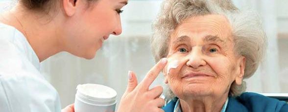 Heridas en personas mayores aumentan en Chile: expertos alertan que muchas comienzan en el hogar