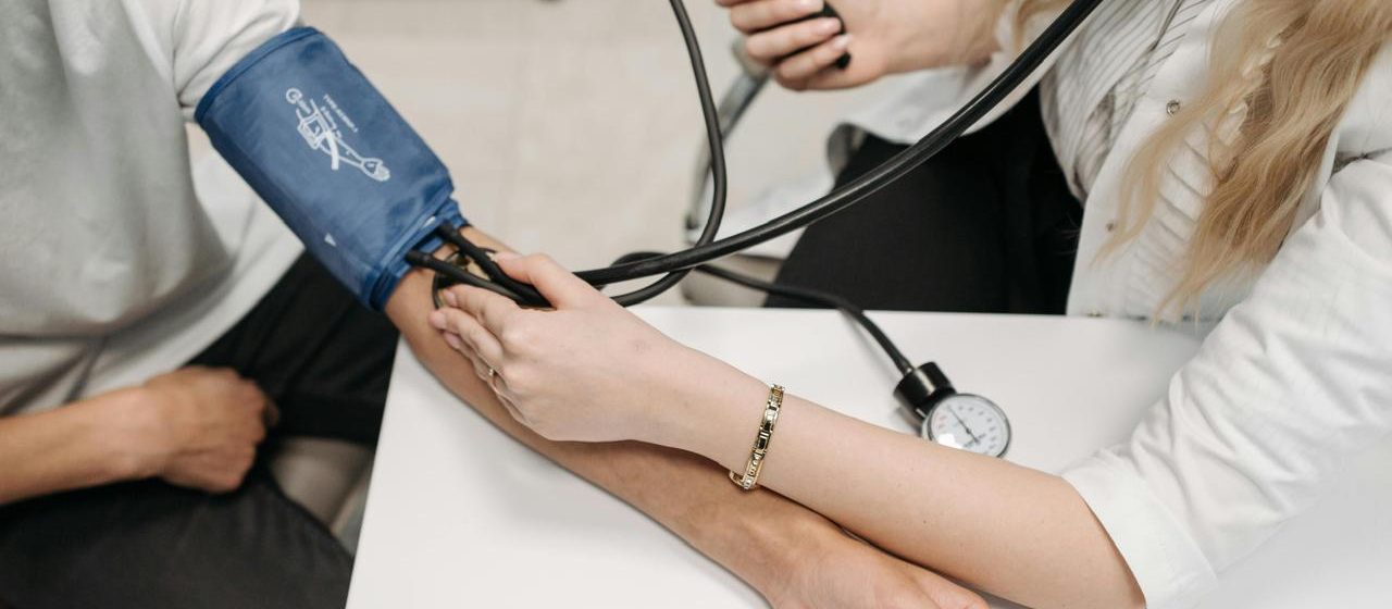 Hipertensión arterial: la enfermedad silenciosa que eleva el riesgo de infarto y ACV