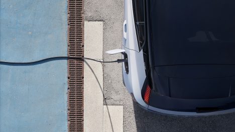 Ante alza histórica de combustibles: cuánto cuesta moverse en un auto eléctrico o híbrido enchufable