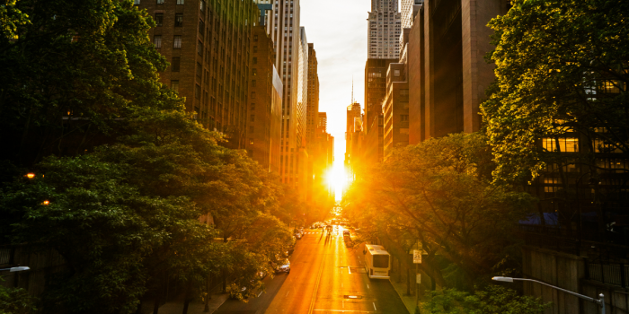 Manhattanhenge: qué es el fenómeno que transforma las calles de Nueva York en un corredor de luz