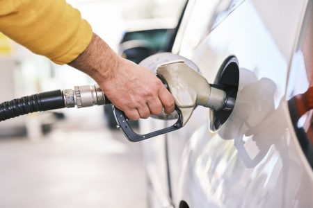 Precio de los combustibles: Bencinas bajan menos de un peso pero el diésel cae $65 por litro