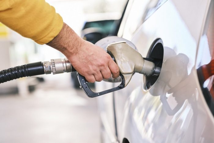 Precio de los combustibles: Bencinas bajan menos de un peso pero el diésel cae $65 por litro