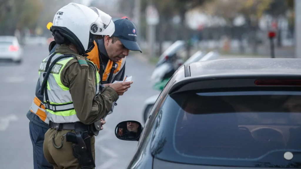 ¿Sales en auto este jueves? Si tu patente termina en estos números podrías perder más de $70 mil