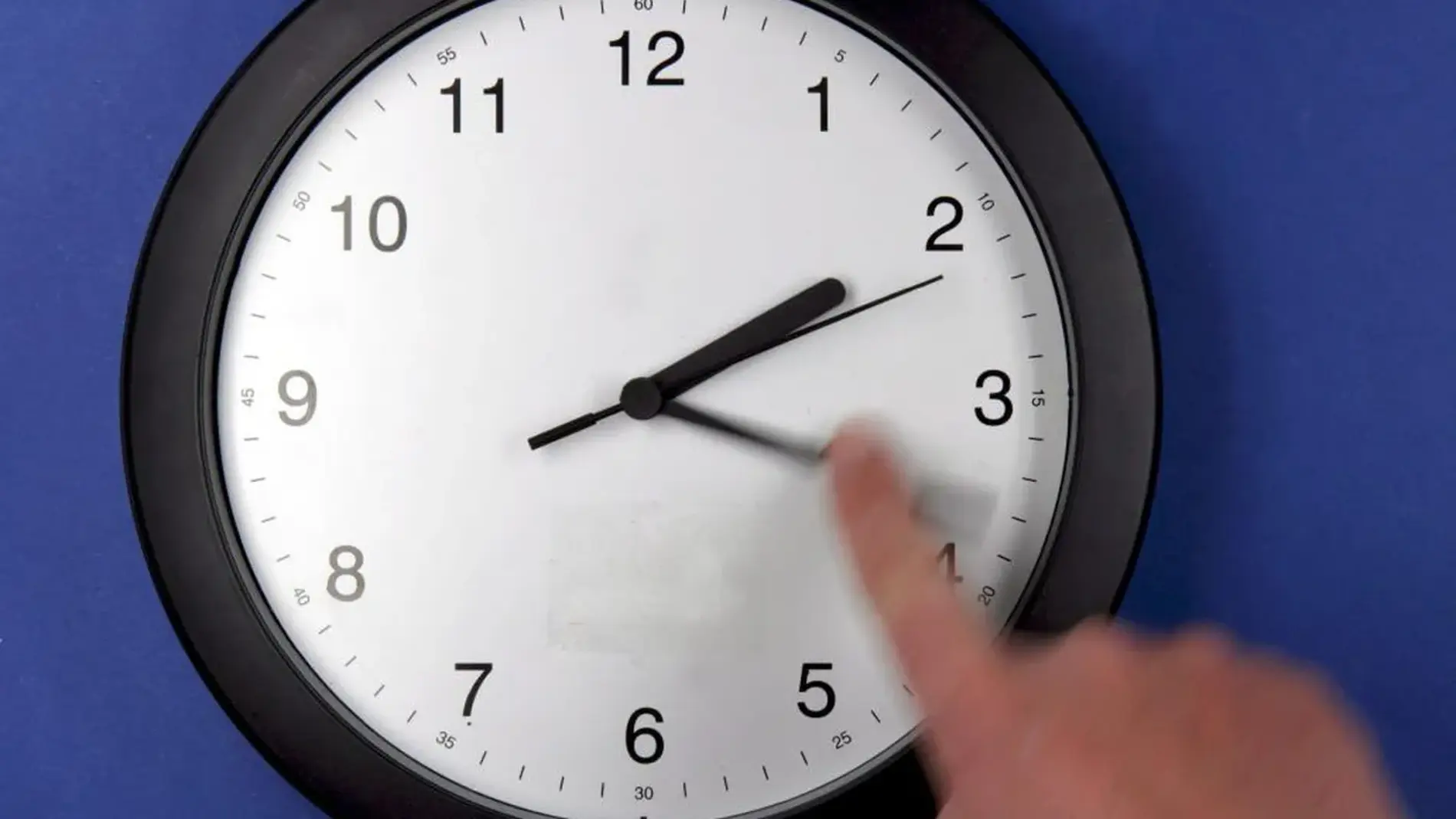 ¿Se acaba el cambio de hora? La razón por la que podrías quedarte en el horario de invierno este año
