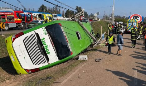 Volcamiento de bus de dos pisos en la Ruta 5 Sur deja dos fallecidos y 22 lesionados
