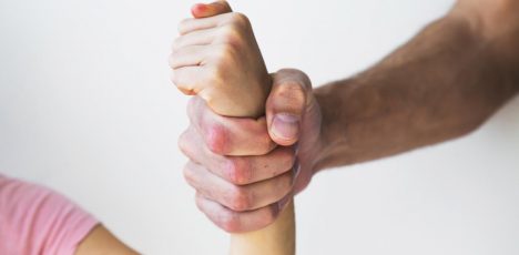 Zamarrear a un niño puede causar daño cerebral severo aunque no deje marcas visibles