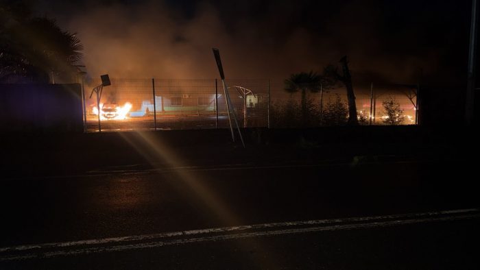Al menos cuatro vehículos resultan quemados tras atentado incendiario en La Araucanía