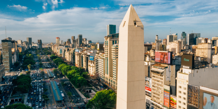 De Netflix al pasaporte: destinos reales detrás de series populares en Chile