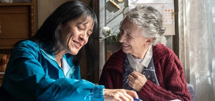 La vejez invisible: campaña alerta sobre pobreza y soledad en Chile