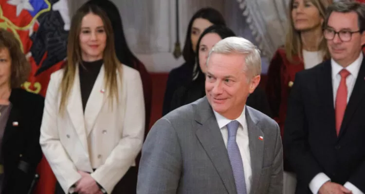 Kast ejecuta forzado ajuste ministerial para salvar su agenda legislativa