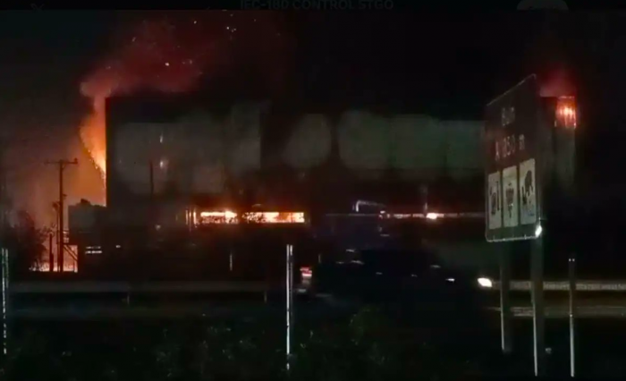 Buin pasa la noche en alerta: incendio en planta industrial activa evacuación por riesgo de amoníaco
