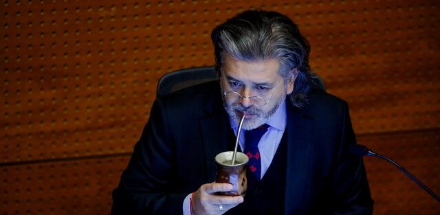 Juez Urrutia esquiva sanción en sumario por viajes al extranjero con licencia siquiátrica