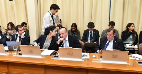 Gobierno defiende "flexibilización" ambiental y salmonera en antesala de votación en comisión