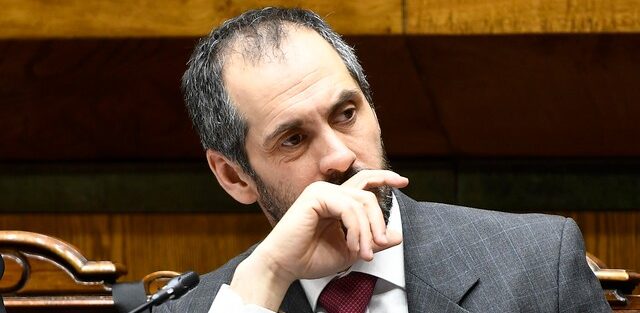 Libertarios y Republicanos van por exministro Grau tras denuncia de error en proyección de deuda
