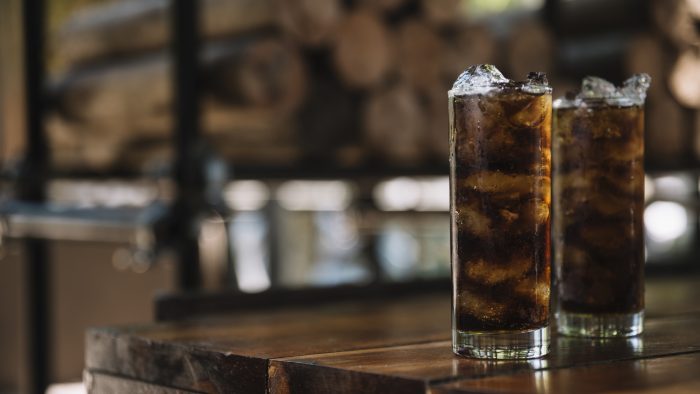 Cómo hacer una piscola premium: especialistas entregan claves para mejorar el clásico trago chileno