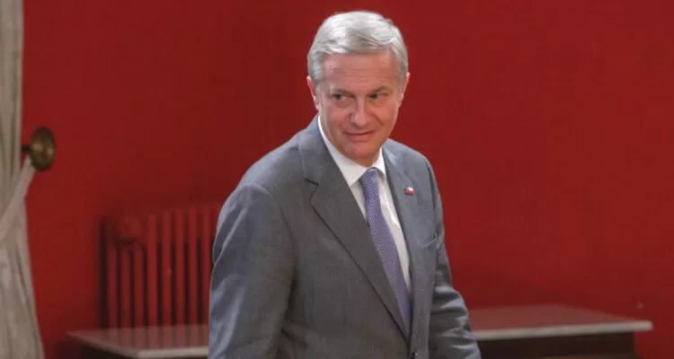 Kast ejecuta forzado ajuste ministerial para salvar su agenda legislativa