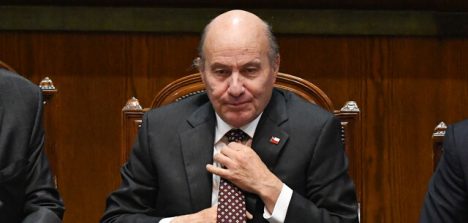 "Bájese del pedestal": fuego cruzado acorrala a ministro Quiroz por denuncia de conflicto de interés