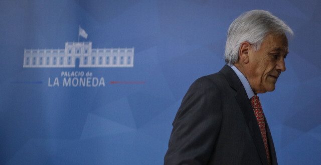 Historiador Alfredo Sepúlveda: "Piñera habría salido a manifestarse contra el alza de combustibles"