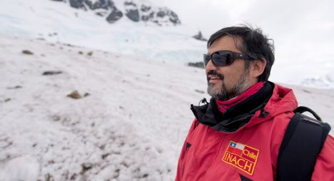 El científico chileno que estudiará la invasión invisible de plásticos en la Antártica