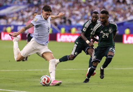 Uruguay rescata un empate ante Arabia Saudí y evita una sorpresiva derrota en su debut