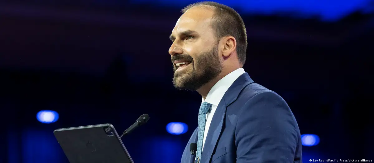 Hijo de Bolsonaro es condenado a cuatro años de cárcel por "coaccionar" a autoridades judiciales