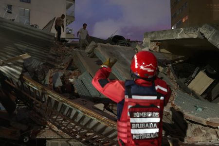 Pánico y edificios destruidos en Caracas tras fuertes sismos